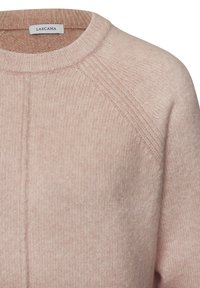 Rosa gestrickter Pullover mit Rundhalsausschnitt, gerippten Details und weicher Textur. Verfügt über eine Naht in der Mitte und Raglanärmel.