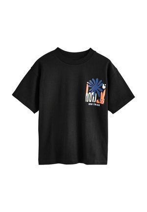 Zwart T-shirt met korte mouwen en ronde hals, met een kleine afbeelding van blauwe en perzikkleurige abstracte vormen en witte tekst op de linkerborst.