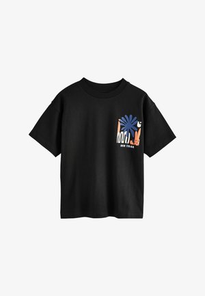 Sort T-shirt med korte ærmer og rund hals, med et lille motiv af blå og ferskenfarvede abstrakte former og hvid tekst på venstre bryst.