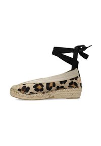 Espadrille met luipaardprint, een geweven natuurlijke jutezool, een bovenwerk van beige canvas en zwarte enkelbandjes. Kenmerkt zich door een textuurpatroon in verschillende tinten bruin.