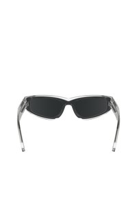 Ochelari de soare cu rame din plastic transparent, design unghiular, lentile întunecate și brațe subțiri, transparente. Fără brand sau embellisment vizibil.