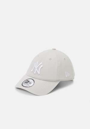 Casquette de baseball gris clair avec logo blanc des New York Yankees à l'avant, visière courbée et marquage New Era sur le côté et autocollant sur la visière.