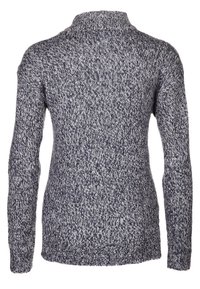 Granatowy i szary sweter wykonany na drutach, z wysokim kołnierzem, długimi rękawami i teksturowanym wzorem na całej powierzchni. Detale ze ściągaczami na dole i przy mankietach.