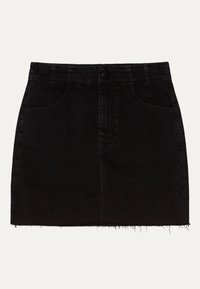 Zwarte denimrok met een getailleerd ontwerp, twee voorzakken, een knoopsluiting bij de taille en een rafelige zoom. Gladde textuur.