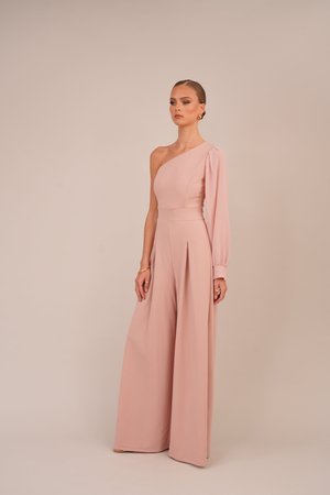 Eén-schouder roze jumpsuit met geplooide wijde pijpen en een ballonmouw, gemaakt van lichte stof voor een soepele textuur.