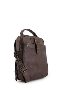 Bruine leren tas met een voorvak, stevige handgreep, verstelbare schouderband en een goudkleurige rits. Glad textuur met minimale accenten.