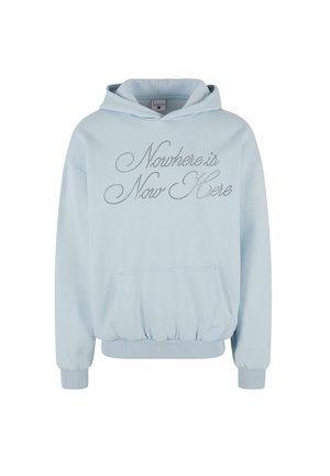 Svetlo modrá mikina s kapucňou, predným vreckom, šnúrkou na kapucni a textom "Nikde nie je tu" v ozdobnom vyhotovení. Zúžené manžety a lem.