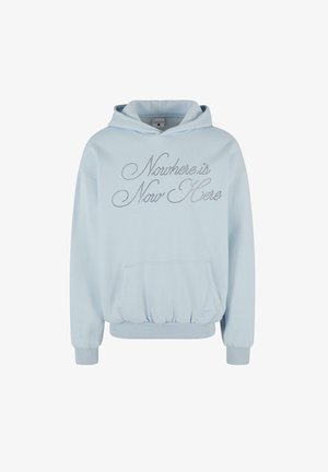 Világoskék kapucnis pulóver, elülső zsebbel, zsinórral ellátott kapucnival és "Mosthere is Now Here" szöveggel, díszítő szegecsekkel. Bordás mandzsetták és szegély.