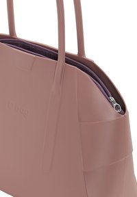 Różowa gumowa torebka z dwoma mocnymi uchwytami, z zamykaną na suwak kieszenią w ciemniejszym fioletowym odcieniu i kieszenią boczną. Gładka faktura.