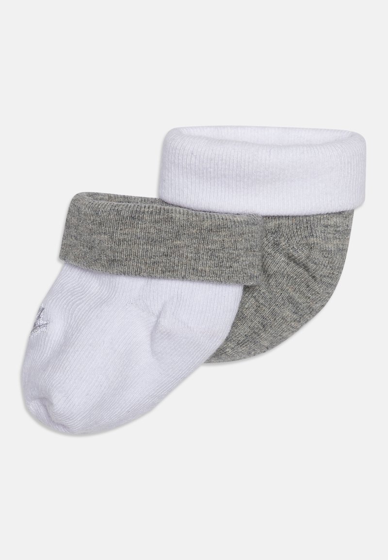 Deux paires de chaussettes : une blanche avec un bord côtelé, l'autre grise avec un bord assorti. Les deux sont douces, en mélange coton avec un design classique.