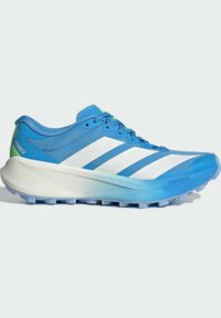 Blauwe sportschoen met een wit ontwerp van drie strepen, bovenwerk van gestructureerde stof, een dikke zool en een robuuste profielzool voor grip.