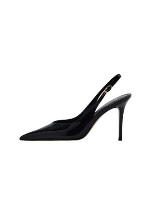Zapato slingback de piel charol negra con tacón alto, puntera puntiaguda y tacón finísimo de aguja, con una correa ajustable con hebilla dorada.