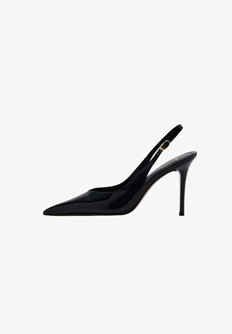 Chaussure slingback à talon haut en cuir verni noir avec bout pointu et talon aiguille fin, dotée d'une bride à boucle dorée réglable.