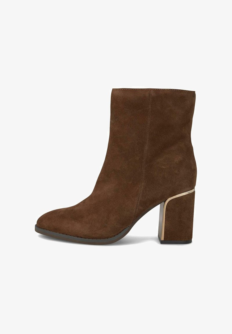 Bottine en daim marron avec un bout pointu et un large talon carré doté d'un accent métallique. Texture lisse et design épuré.