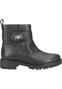Stivale alla caviglia nero in pelle texture con suola robusta, cinturino decorativo con fibbia dorata e linguetta sul retro.