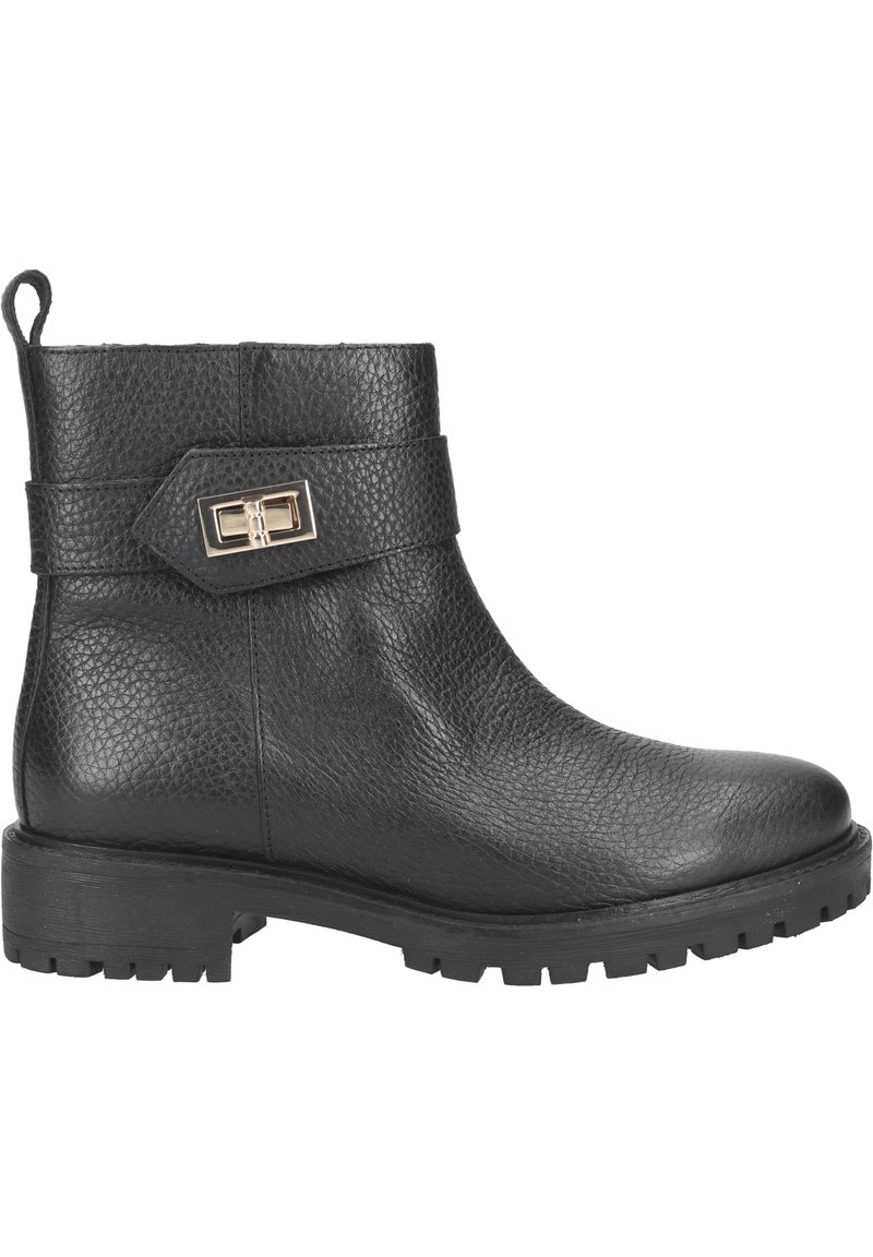 Stivale alla caviglia nero in pelle texture con suola robusta, cinturino decorativo con fibbia dorata e linguetta sul retro.