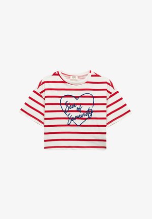 Rød- og hvidstribet cropped t-shirt lavet af bomuld, prydet med et blåt broderet hjerte med teksten "Hav af Ro" i midten.
