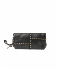Portafoglio in pelle nera con cuciture marcate, borchie decorative in metallo e una cinghia da polso. Presenta una chiusura con zip e una superficie testurizzata.