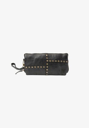 Zwarte leren portemonnee met opvallende stiksels, decoratieve metalen studs en een polsband. Voorzien van een ritsluiting en een gestructureerd oppervlak.