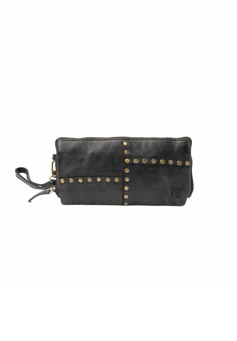 Portafoglio in pelle nera con cuciture marcate, borchie decorative in metallo e una cinghia da polso. Presenta una chiusura con zip e una superficie testurizzata.