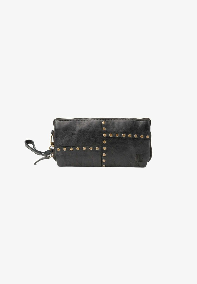 Portafoglio in pelle nera con cuciture marcate, borchie decorative in metallo e una cinghia da polso. Presenta una chiusura con zip e una superficie testurizzata.
