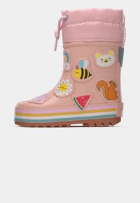 Stivali da pioggia per bambini rosa con cordoncino nella parte superiore, decorati con adesivi colorati raffiguranti un arcobaleno, un'ape, un orso, una margherita, uno scoiattolo, un'anguria e una farfalla.