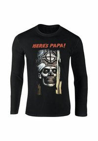 Zwarte langslijf shirt met lange mouwen met een grafisch ontwerp van een schedel die een pauselijke hoed draagt, met de tekst "HIER IS PAP" in vette rode letters.