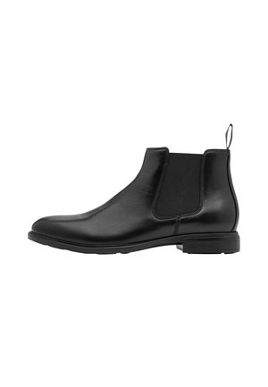 Schwarzer Chelsea-Leder-Stiefelette mit elastischen Seitenteilen, Zuglasche an der Ferse und niedrigem gestapeltem Absatz auf weißem Hintergrund.