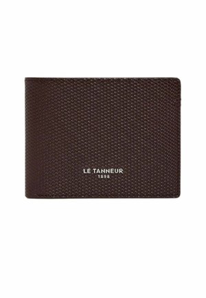 Braune strukturierte Lederbrieftasche mit "LE TANNEUR 1898" in Weiß auf der Vorderseite in der Mitte vor weißem Hintergrund bedruckt.