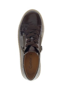 Bordeaux glanzend leren sneaker met textuurveters en zijritsen, voorzien van een lichte zool en een gewatteerde binnenzool gemarkeerd "Gabor."
