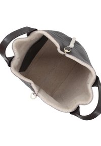 Sac en cuir avec une doublure beige douce, ouverture sur le dessus et poignées marron foncé. Équipé de quincaillerie dorée et d'un bord légèrement ondulé.