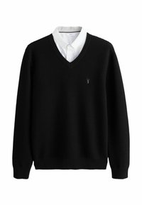 Schwarzer, gestrickter V-Ausschnitt-Pullover über einem weißen Hemd mit Kragen, mit einem kleinen Logo auf der linken Brust und gerippten Bündchen und Saum.