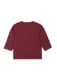 Koszula z długim rękawem, kolor bordowy, miękki materiał bawełniany, okrągły dekolt, wykończone szwy, regularny krój. Brak widocznych wzorów lub grafik.