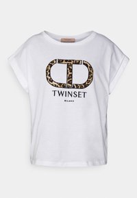 Bílá krátká trička s krátkým rukávem s ohrnutím, na přední straně s logem ve vzoru leopardí kožešiny a textem "TWINSET MILANO".