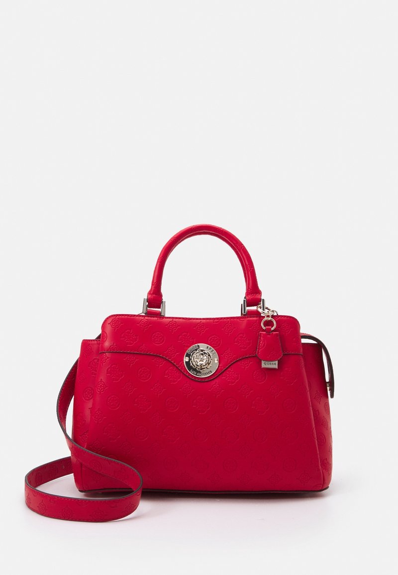 Sac à main rouge en cuir lisse, avec des poignées supérieures arrondies, une sangle détachable et un accent logo argenté à l'avant.