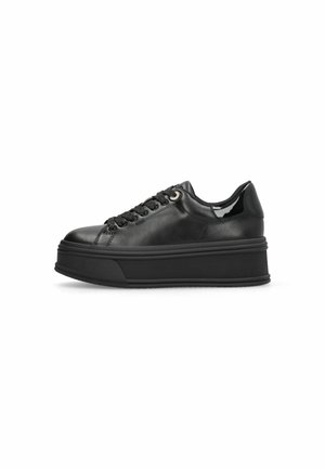 Schwarzer Plateau-Sneaker mit dicker Sohle, schwarzen Schnürsenkeln und glänzendem Fersendetail, von der Seite auf weißem Hintergrund dargestellt.
