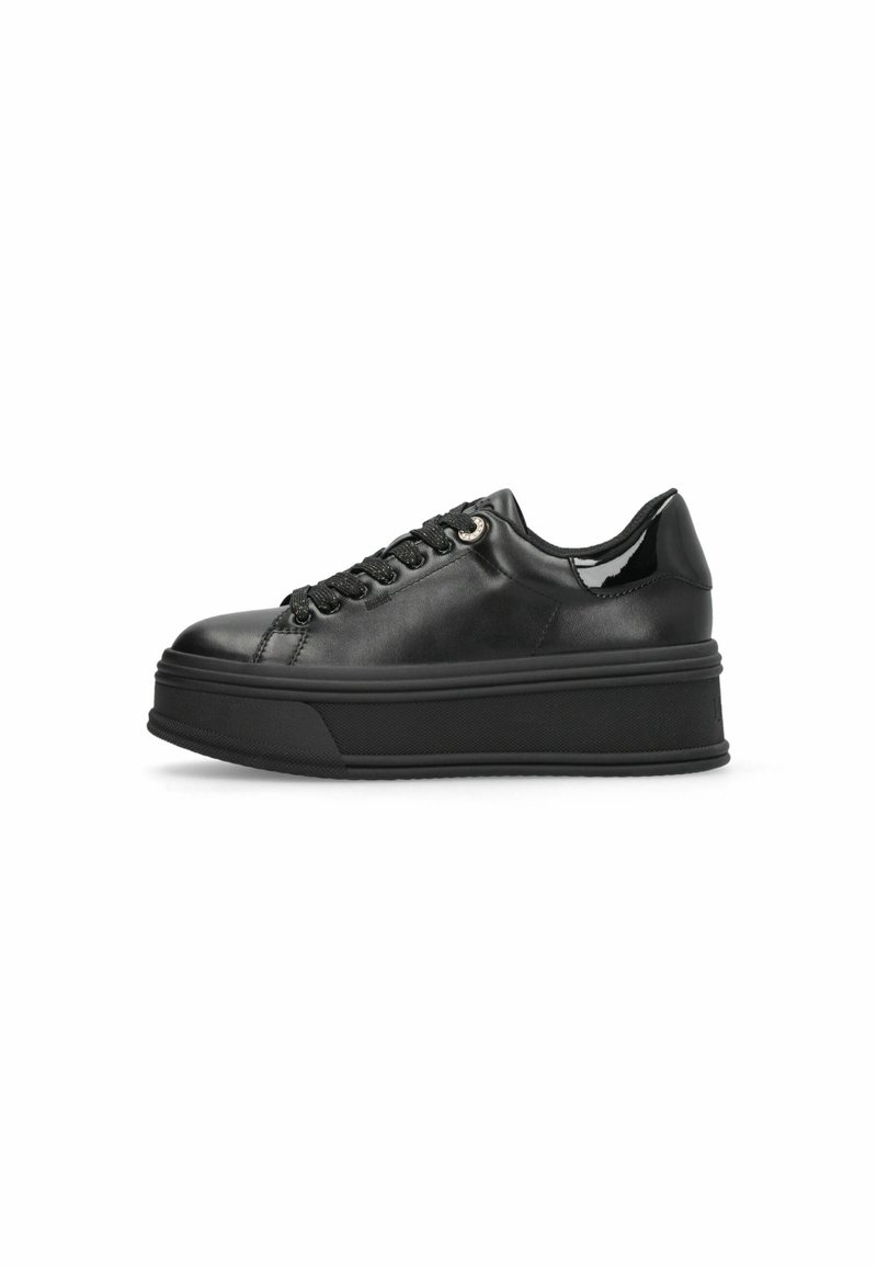 Basket plateforme noire avec semelle épaisse, lacets noirs et détail brillant au talon, vue de côté sur fond blanc.