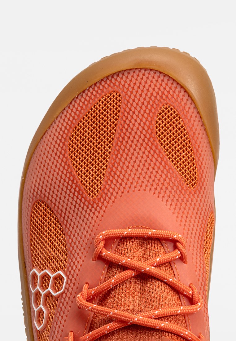 Zapatilla deportiva naranja con parte superior de malla, suela de goma, acentos de patrón hexagonal y diseño de cordones en contraste. Los materiales texturizados mejoran el agarre.