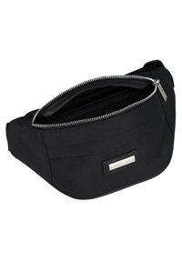 Czarna nerka z materiału, z zamkiem błyskawicznym, przednią kieszenią, gładką teksturą i małą metalową blaszką z logo z przodu.