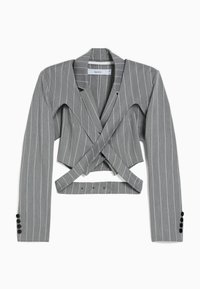 Blazer court à rayures grises avec des manches longues, un col à revers et des sangles enroulées avec des fermetures à bouton à la taille et aux poignets.