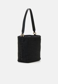 Czarna pleciona torebka o prostokątnym kształcie, z skórzanym uchwytem i złotymi akcentami metalowymi. Posiada teksturowany, pleciony wzór.