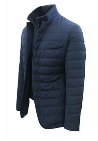 Giacca imbottita blu navy con colletto alto, chiusura con zip e due tasche frontali. Tessuto trapuntato con un design elegante e moderno.