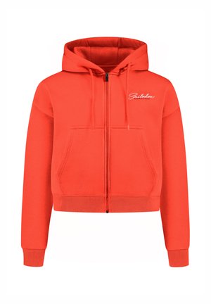 Rød hættejakke med lynlås lavet af bomuldsblanding. Har en frontlomme, ribbede manchetter og kant, samt et lille hvidt logo på venstre bryst.