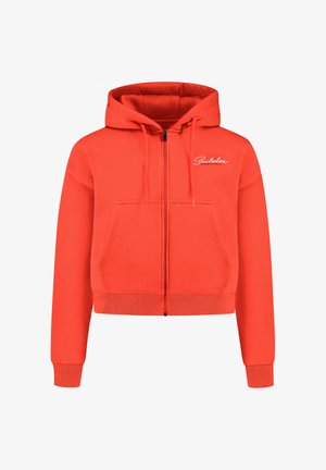 Rød hættejakke med lynlås lavet af bomuldsblanding. Har en frontlomme, ribbede manchetter og kant, samt et lille hvidt logo på venstre bryst.