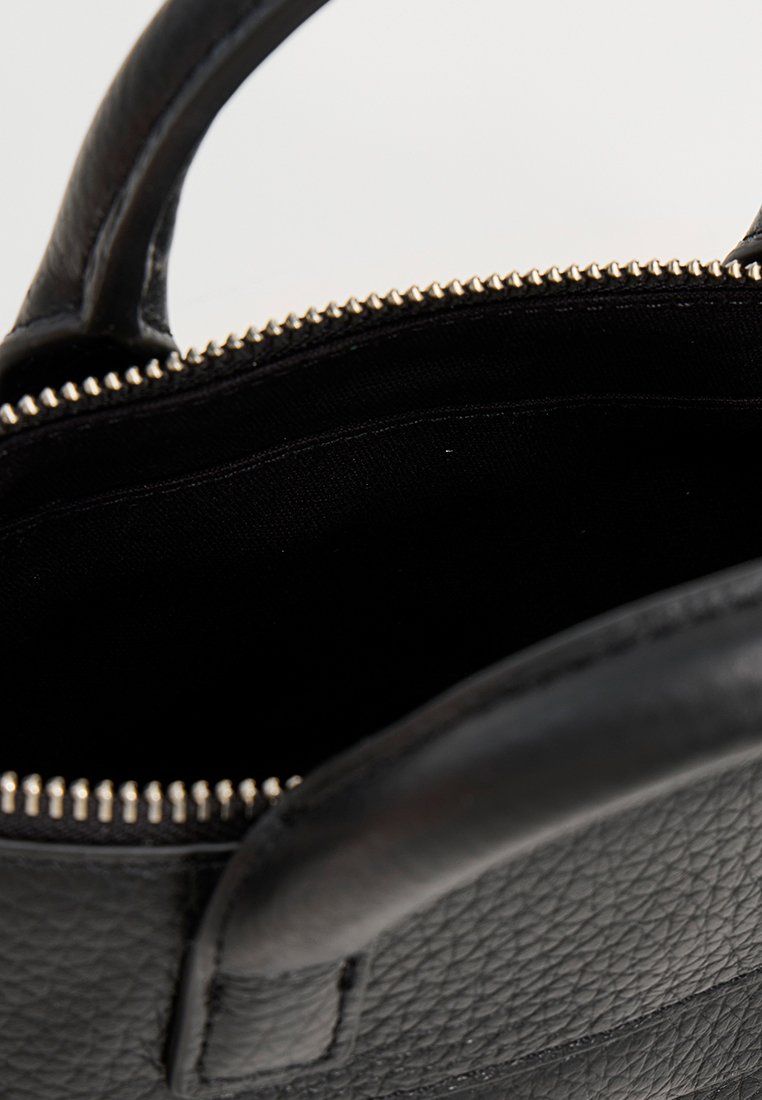 Czarna skórzana torebka z zamkiem błyskawicznym, teksturowanym zewnętrzem i gładką podszewką. Posiada dwa solidne uchwyty.