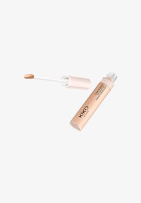 Anticernes éclatant hydratant 24h KIKO Milano Love Fusion avec applicateur ouvert montrant le produit liquide beige.