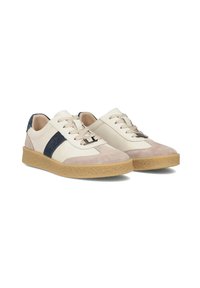 Skórzane sneakersy w beżowo-granatowym wzorze, z zamszowymi akcentami, teksturowaną beżową podeszwą i klasycznym zapięciem na sznurówki.