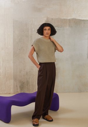 TROUSERS - Pantalon classique - messi/chocolate