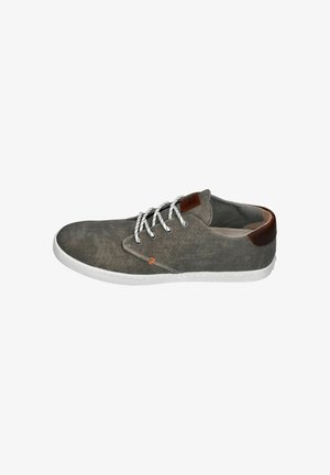 Legerer grauer Sneaker mit niedrigem Schaft, weißen Schnürsenkeln, weißer Sohle und braunem Leder-Fersenlasche, von der Außenseite gesehen.