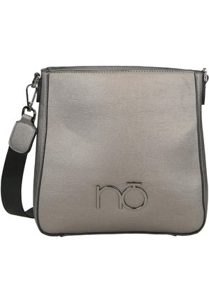 Bolso bandolera cuadrado gris con correa negra ajustable y logo metálico plateado en la parte frontal, con cierre de cremallera en la parte superior.